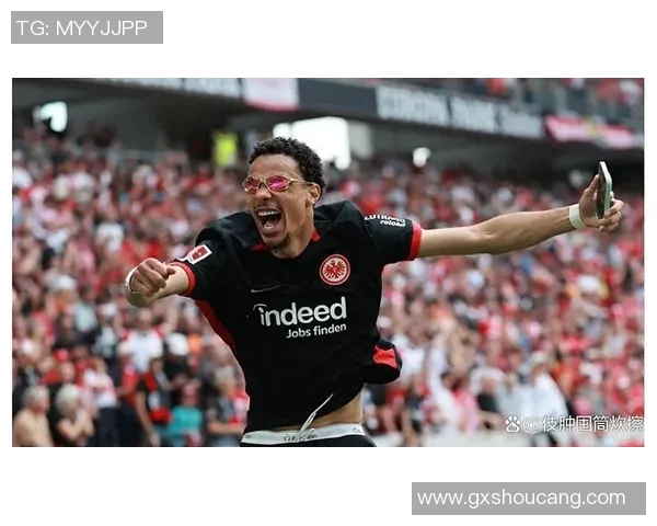 利物浦赛场突发小插曲裁判果断处理引发球迷热议